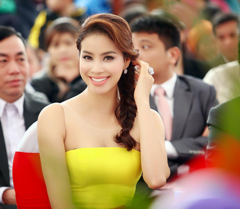 Hoa hậu Phạm Hương trẻ trung với đầm cúp ngực gợi cảm