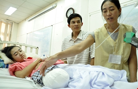 Đình chỉ công tác ê kíp bác sĩ điều trị cho nữ sinh bị cưa chân