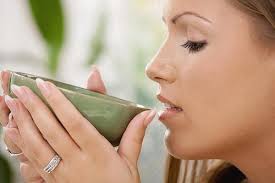 Uống trà xanh - trà xanh chứa nhiều chất chống oxy hóa. Nó giúp ngăn ngừa ung thư da, phổi, thận và gan.