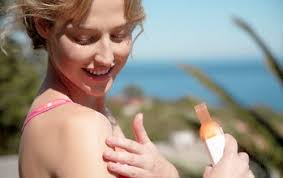Không quên dùng kem chống nắng - không chỉ dùng kem khi đi tắm biển mà còn bôi cả khi bạn tập thể dục ngoài trời. Khoảng 44% những người đi tập thể dục quên bôi kem chống nắng, khiến họ dễ bị ung thư da.