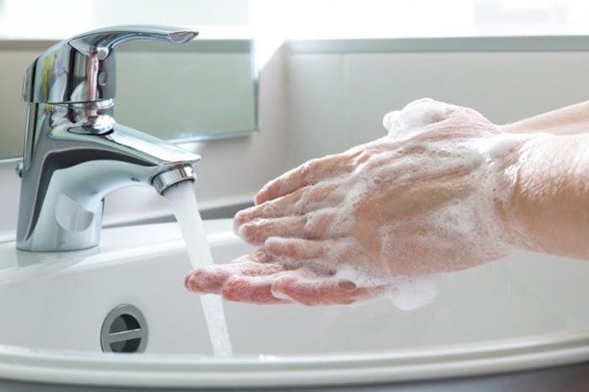 Hạn chế dùng các loại sản phẩm khử trùng nhà hoặc các loại sản phẩm kháng khuẩn dùng cho tay.