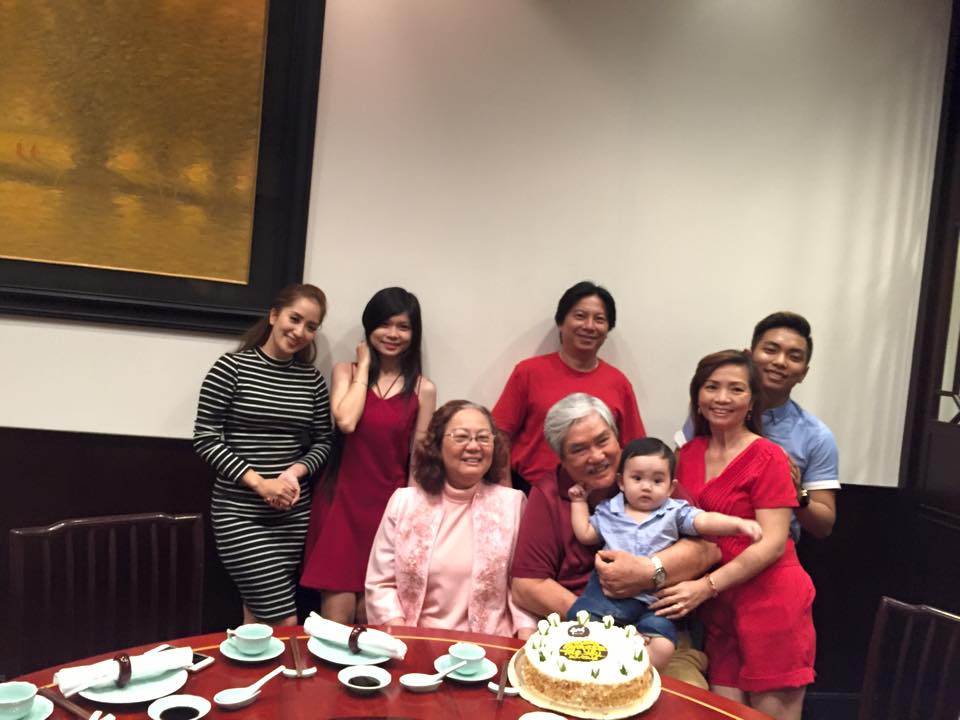 Đại gia đình nhà Phan Hiển quây quần bên nhau trong lễ sinh nhật của mẹ chồng Khánh Thi.