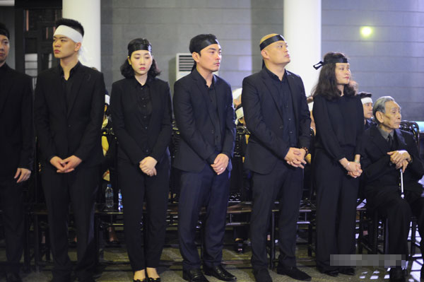 Người nhà nhạc sĩ Thanh Tùng không giấu được niềm xót thương trong đám tang.