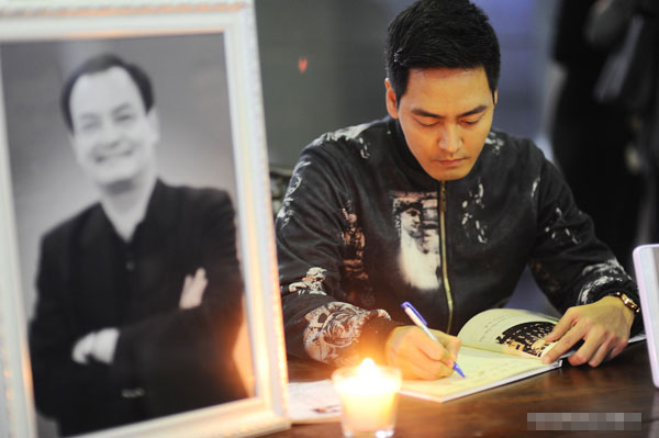 MC Phan Anh ghi vào sổ tang chia buồn cùng gia đình nhạc sĩ Thanh Tùng.