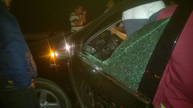Nữ tài xế bị cướp chặn xe, đập vỡ cửa kính