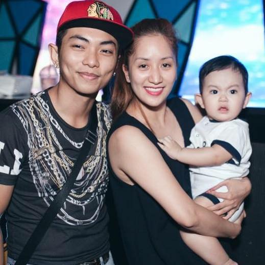 Phan Hiển bất ngờ khoe hình ảnh gia đình hạnh phúc. Gương mặt cau có của cậu con trai Kubi khiến nhiều người xuýt xoa, khen ngợi vì vẻ đáng yêu của bé.