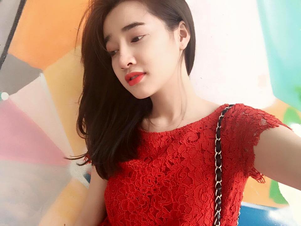 Nhã Phương tự tin selfile \'Màu đỏ chứng tỏ...\' khiến nhiều người thích thú và gán ghép chứng tỏ là vợ Trường Giang.