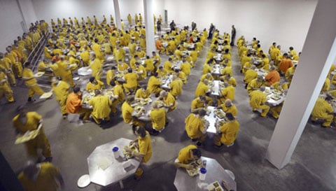 Khu vực nhà ăn của Theo Lacy có thể phục vụ cùng lúc 300 tù nhân.