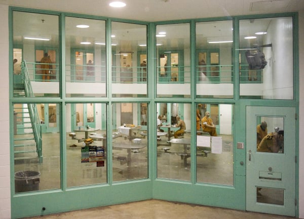 Các tù nhân bên trong một khu vực giam giữ.