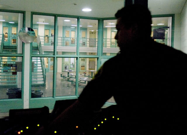 Một nhân viên an ninh đang giám sát các tù nhân tại khu giam giữ được đảm bảo an ninh cao thuộc nhà tù Theo Lacy.
