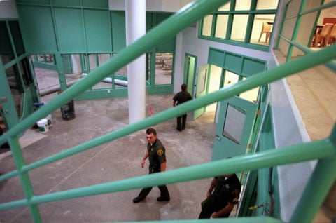 Nhà tù Theo Lacy được xây dựng nhằm giảm tải cho nhà tù Sycamore Street tại thành phố Santa Ana.