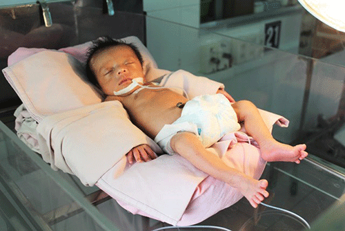 Bé sơ sinh chưa cắt rốn bị bỏ rơi trong bệnh viện