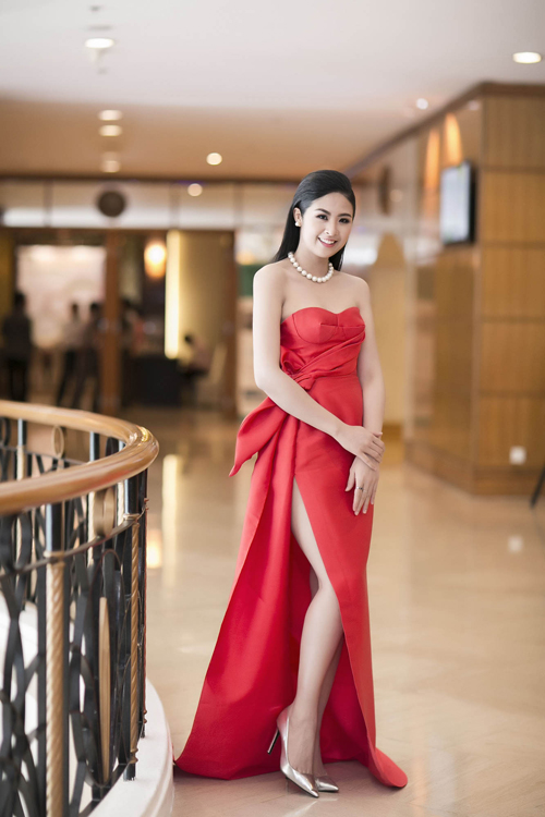 Hoa hậu Việt Nam 2010 Ngọc Hân khoe vai trần với váy đỏ cúp ngực, xẻ vạt cao dự buổi công bố cuộc thi Hoa hậu Bản sắc Việt Toàn cầu 2016. Đây là trang phục mà người đẹp tự thiết kế cho mình.