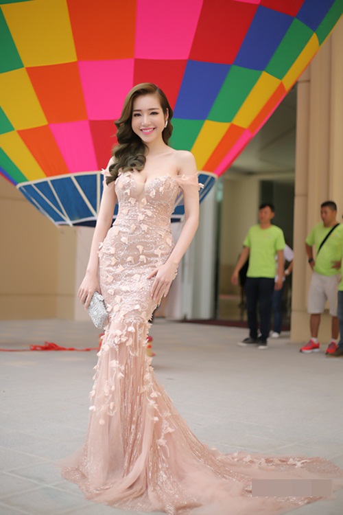 Elly Trần mặc váy đuôi cá lộng lẫy của nhà thiết kế Anh Thư đi sự kiện sáng 2/4.
