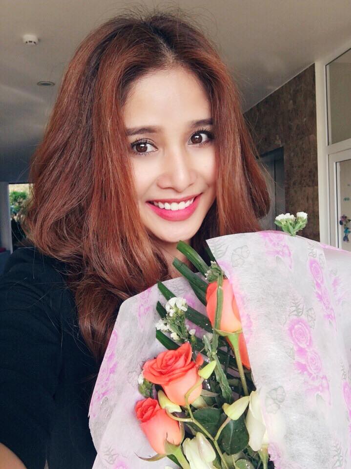Thảo Trang - vợ cũ Phan Thanh Bình \'Đầu tuần là em được tặng hoa đấy ah\'.
