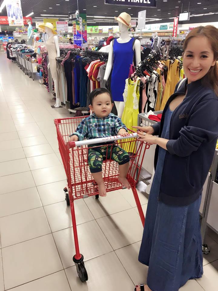 Khánh Thi hạnh phúc đưa con trai Kubi đi siêu thị.