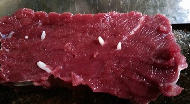 Xôn xao thịt bò chứa vật lạ 