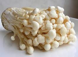 Ở Việt Nam, hầu hết nấm tươi bán ngoài chợ đều không có nguồn gốc rõ ràng và phần nhiều trong chúng được nhập về từ Trung Quốc.