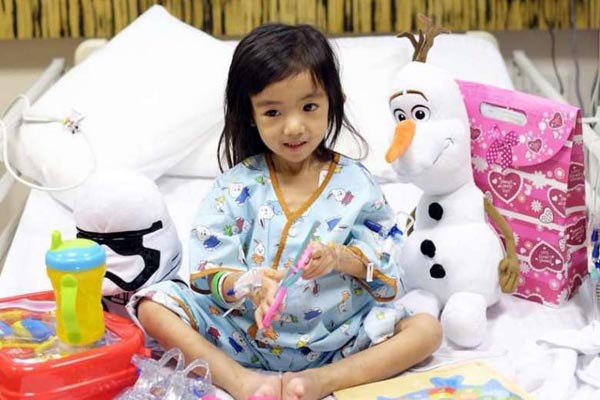 Rơi nước mắt đám tang ngập màu hồng của bé gái 3 tuổi bị ung thư