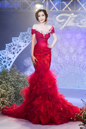 Elly Trần đảm nhận vai trò là người mẫu biểu diễn mở màn.Bộ váy công chúa quyến rũ của cô mang phom dáng cổ điển và được trau chuốt nhiều chi tiết kết đính tinh tế trên thân váy.