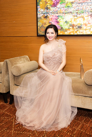 Hoa hậu đền Hùng xuất hiện với hình ảnh quyến rũ khi làm MC một chương trình tại TP HCM. Cô chọn chiếc váy đính hoa trên vai cầu kỳ với màu sắc nhẹ nhàng thanh lịch