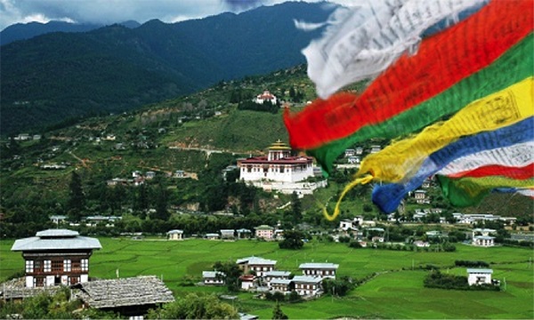 Bhutan là một trong những quốc gia hàng đầu thế giới về việc sử dụng năng lượng sạch. Phía dưới các ngọn núi là những đường hầm khổng lồ và tuabin thủy điện đón mưa và tuyết tan từ Himalaya để cung cấp điện cho quốc gia.