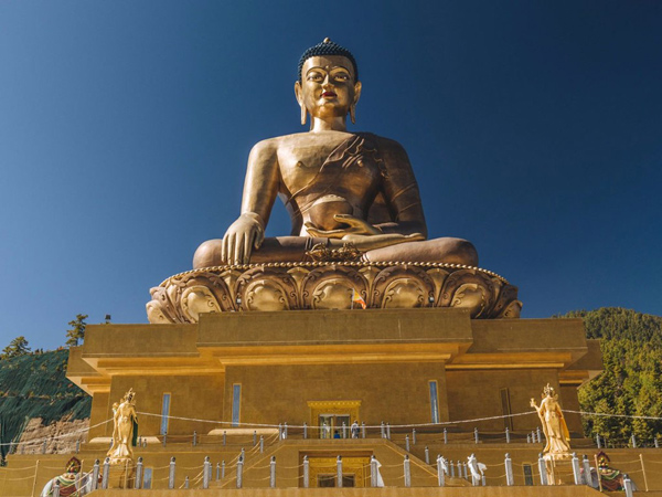 Các tu viện hàng trăm năm tuổi khá phổ biến ở Bhutan. Tượng Phật Dordenma ở Thimphu mới hơn. Tượng cao 52m và là một trong những tượng Phật lớn nhất thế giới.