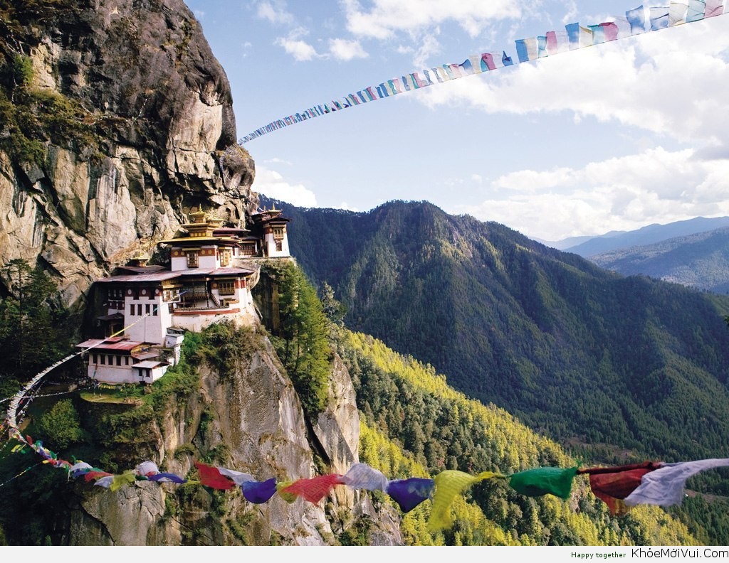 Một điểm tham quan nổi tiếng của Bhutan là đèo Dochula, nằm trên đường từ Thimphu tới Punakha, với khung cảnh dãy Himalaya hùng vĩ.