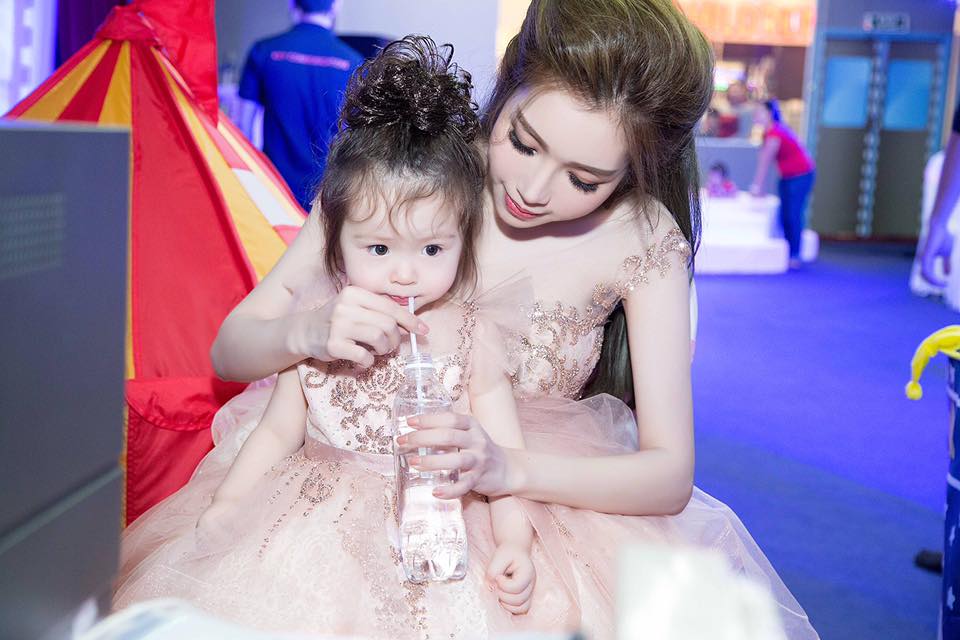 Hai mẹ con Elly Trần ngày càng được yêu thích nhờ những khoảnh khắc vô cùng đáng yêu, xinh đẹp như thiên thần.