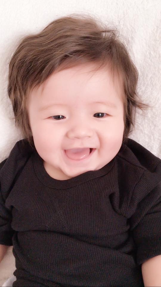 Con trai Elly Trần nay đã gần 5 tháng tuổi. Cậu bé đang trong giai đoạn mọc răng.