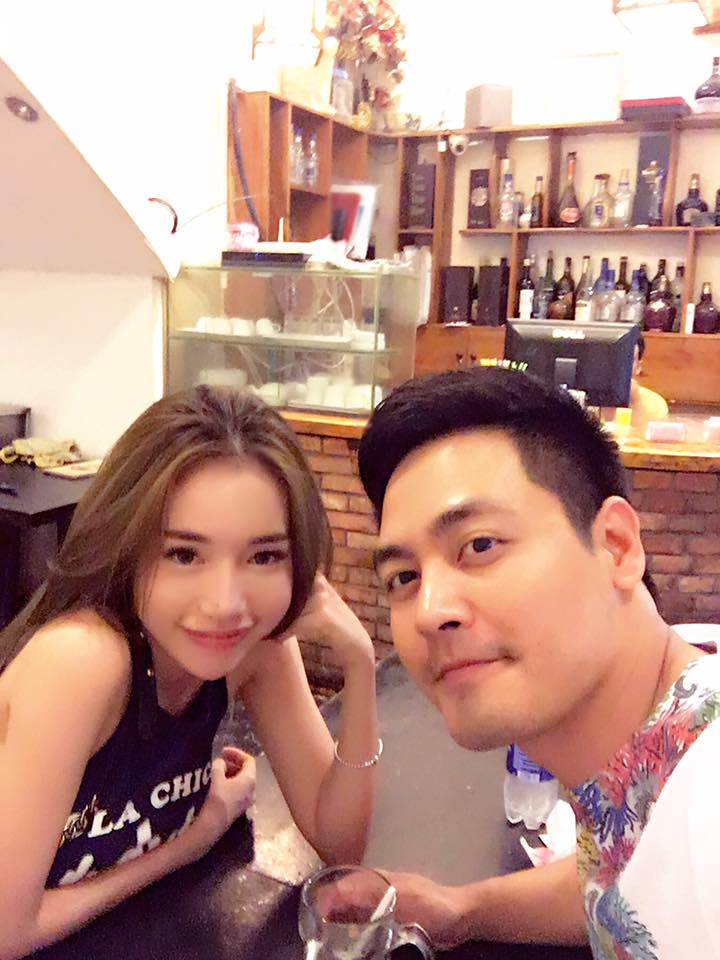 Elly Trần hội ngộ MC Phan Anh \'Em là một dấu chấm hỏi mà nhiều năm tiếp theo anh sẽ vẫn còn hỏi. Vì cứ gặp lại là em lại đột ngột sinh 1 em bé mới. Có ai nói về vấn đề đó thì anh vẫn khẳng định để bảo vệ em, nhưng mà nói thật là bản thân anh cũng thấy hư cấu. Dễ thương\'.