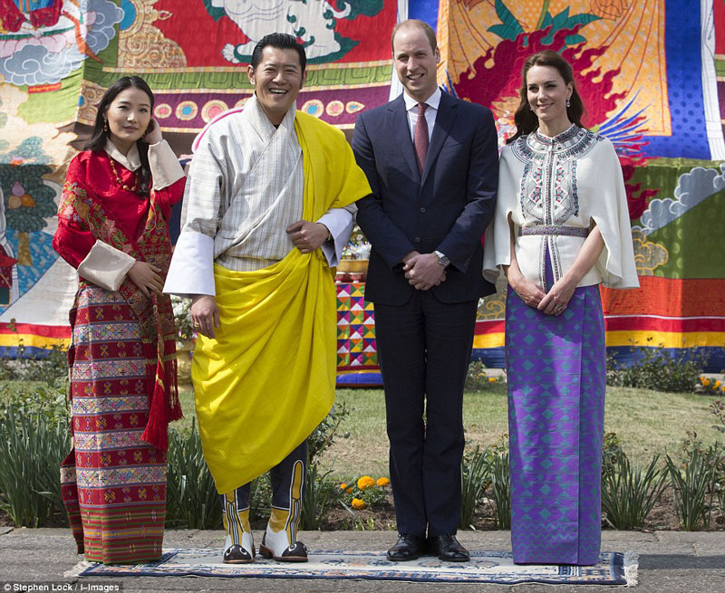 Tiếp đó, vợ chồng Hoàng tử William đã cùng vợ chồng nhà vua Bhutan tham gia một hoạt động.