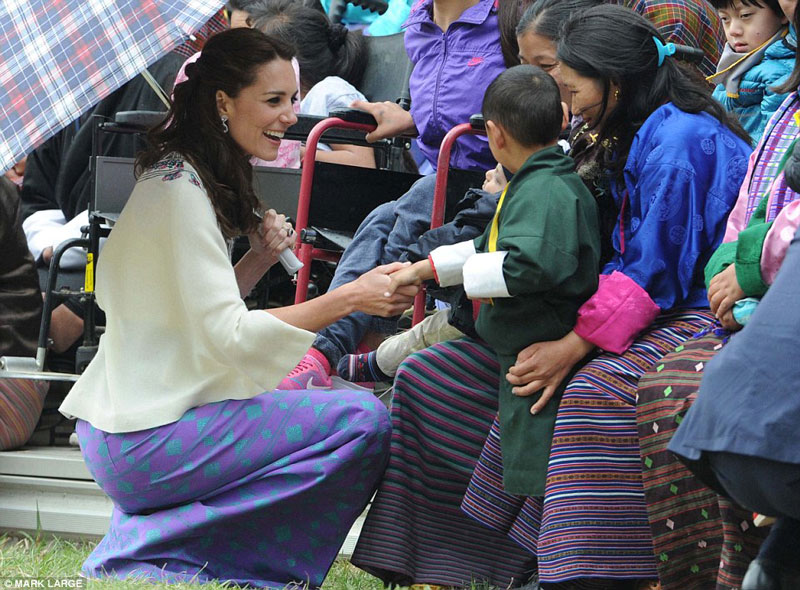 Công nương Kate diện trang phục truyền thống của người phụ nữ Bhutan khi tham gia hoạt động.