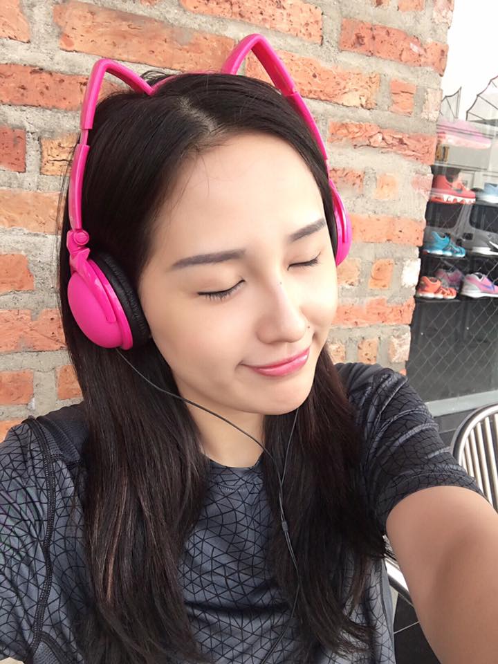 Mai Phương Thúy lê tê phê nghe nhạc. Nhiều người thích thú với hình ảnh đời thường của Hoa hậu Việt Nam.