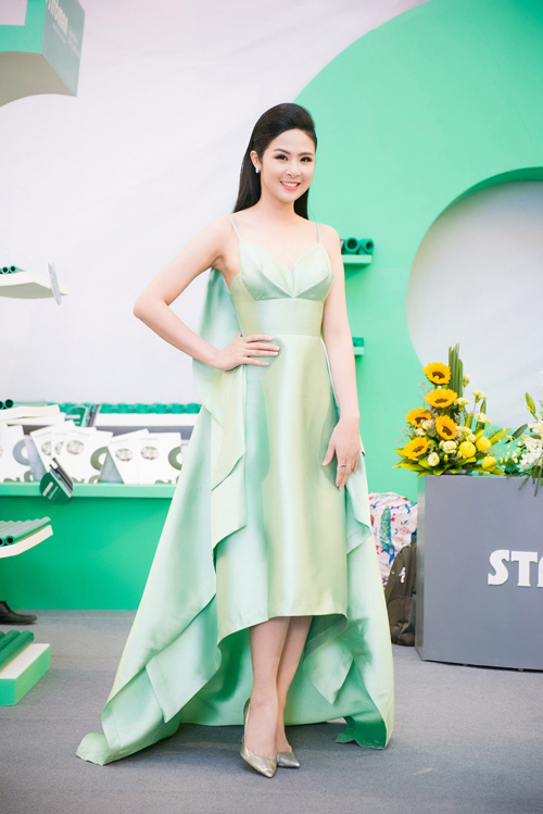 Ngọc Hân rạng rỡ xuất hiện tại triển lãm của một thương hiệu ở Hà Nội với vai trò Đại sứ. Cô diện bộ đầm xanh do chính mình thiết kế, tôn lên nhan sắc trẻ trung.