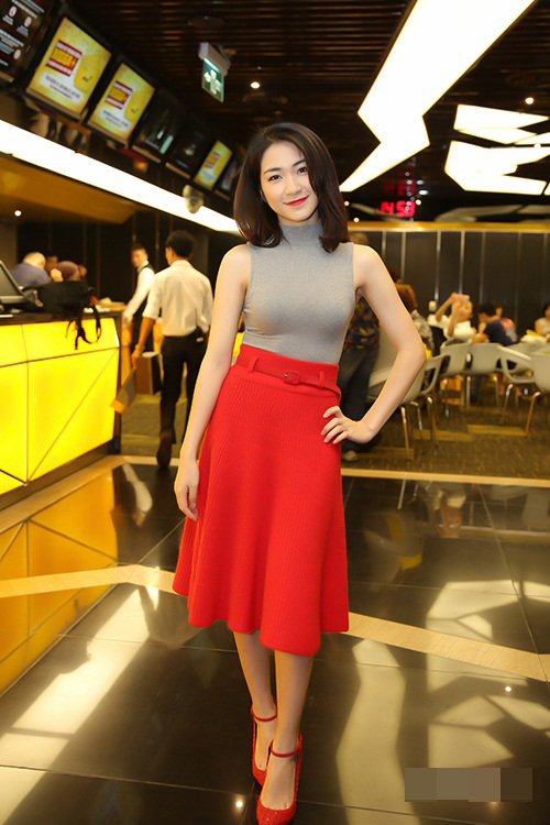 Hòa Minzy thanh lịch với chân váy midi đỏ nổi bật cùng áo thun cổ cao sang trọng.