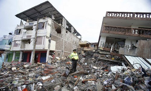 Trận động đất mạnh 7,8 độ Richter xảy ra đêm thứ Bảy (16/4) vừa qua đã khiến cho vùng ven biển Ecuador rung chuyển. Rất nhiều nhà cửa đổ sập và con số thương vong lên tới hàng nghìn người.