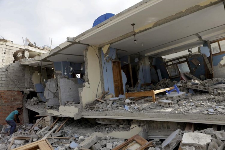 Quang cảnh bên ngoài ngôi nhà dân bị đổ sập trong trận động đất kinh hoàng ở Ecuador.