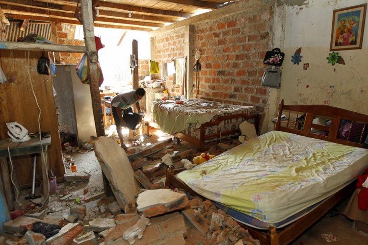 Bên trong một căn nhà tan hoang toàn gạch đá ở Jama sau bị tác động bởi trận động đất mạnh 7,8 độ Richter tối ngày 16/4.