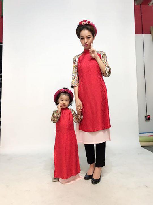 Jennifer Phạm cùng con gái diện áo dài đỏ siêu dễ thương. Thậm chí, hai mẹ con còn tạo dáng nhí nhảnh, nhắng nhít khiến nhiều người thích thú.