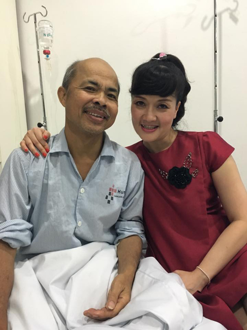 Nghệ sỹ Vân Dung tới thăm nghệ sĩ Hán Văn Tình đang điều trị ung thư trong bệnh viện.