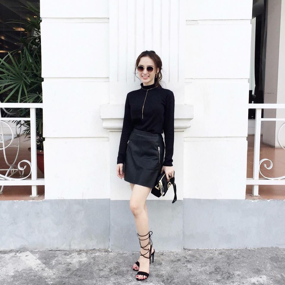 Angela Phương Trinh sành điệu với trang phục đen gợi cảm khi xuất hiện trên phố.