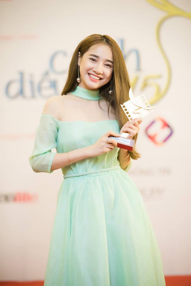 Nhã Phương xinh đẹp trong ngày nhận giải Nữ diễn viên chính xuất sắc nhất thể loại phim truyền hình tại Lễ trao giải Cánh diều vàng.