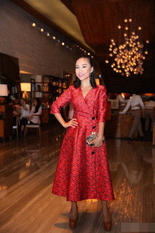 Đoan Trang thu hút sự chú ý với vẻ đẹp thanh lịch cùng váy vest tông màu đỏ tươi.