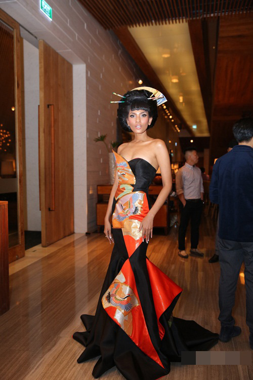 Trương Thị May nổi bật với váy dạ hội in hoạ tiết đậm nét Á Đông và cách làm tóc búi cầu kỳ.
