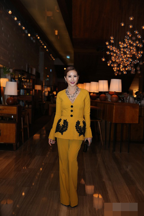 Hoa hậu Thu Hoài gây ấn tượng bằng trang phục bà ba cách điệu trên tông màu vàng mù tạt.