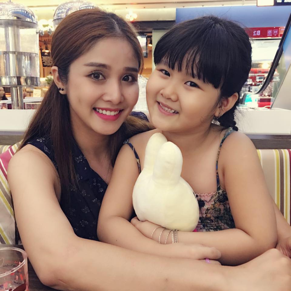 Thảo Trang khoe khoảnh khắc chụp hình cùng con gái đáng yêu kèm dòng chú thích 'Iu và nhớ cô gái này lắm...!!'.