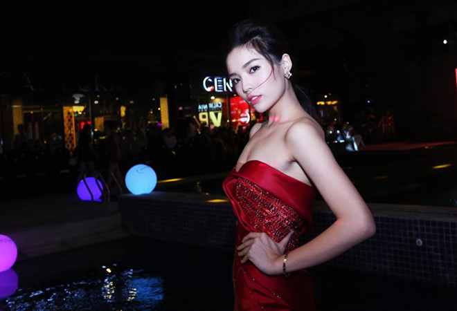 Hoa hậu Kỳ Duyên gợi cảm với đầm cúp ngực đỏ rực