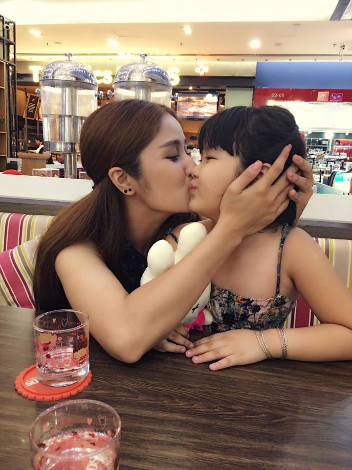 Thảo Trang hạnh phúc bên con gái cưng 'Mấy ngày nay ngày nào cũng được ở bên cô ấy... Cưng lắm nên cô ấy cũng mè nheo nhõng nhẽo lắm lắm'.