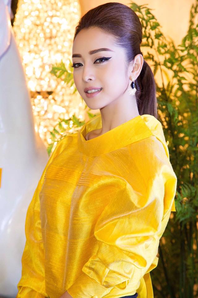 Jennifer Phạm sang chảnh và rất trẻ trung 'Ủng hộ các nhà thiết kế Việt tại Vietnam International Fashion Week'.